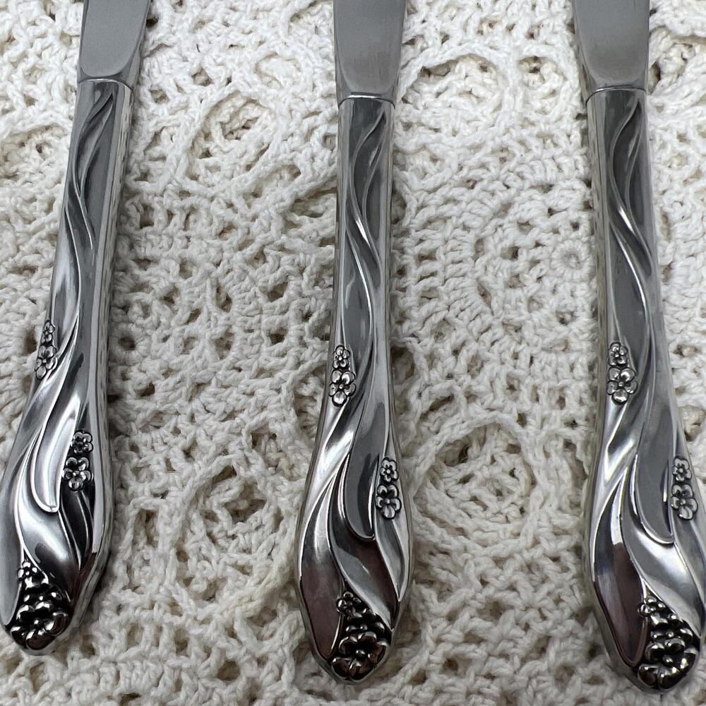 Oneida Lorilei Dinner Knives - Lot of 3 -‎ Stainless Steel Floral Pattern - Picture 3 of 6